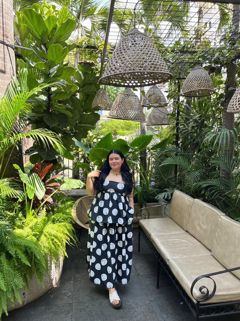 Daniela, diseñadora de Débbora Design, con un set de la marca